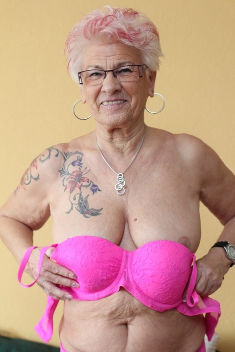 tetování babičky sexuální pornografii archiv