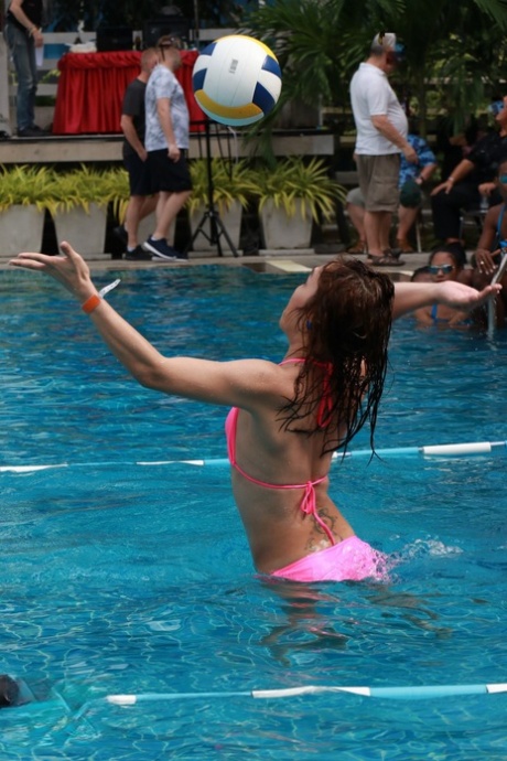 Ladyboy-Bikini xxx heiße foto