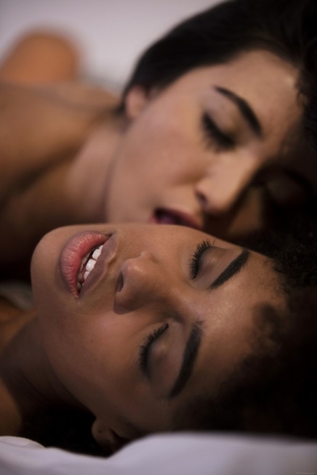 lesbische Interracial xxx nackte bild