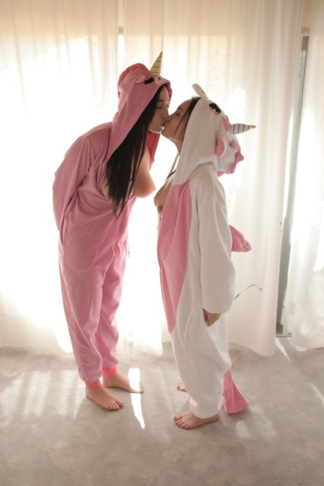lesbian kissing free naked image