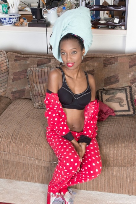 chatte noire et poilue maigre chaud et sexy images