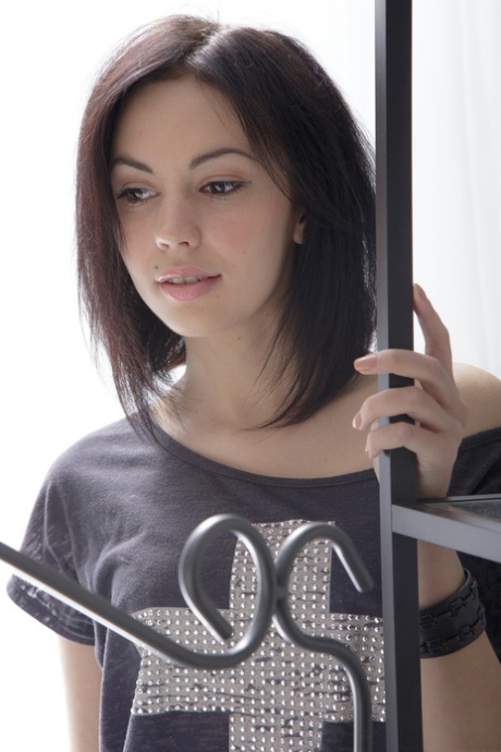 brune aux cheveux courts sexy nue photo