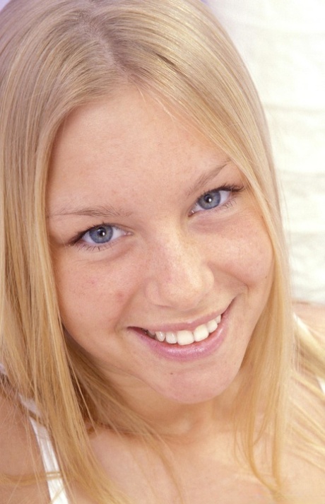 adolescente blonde potelée haute qualité parfait image
