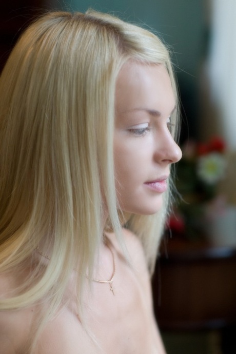 zierliche blonde Teenagerin beste schöne archiv