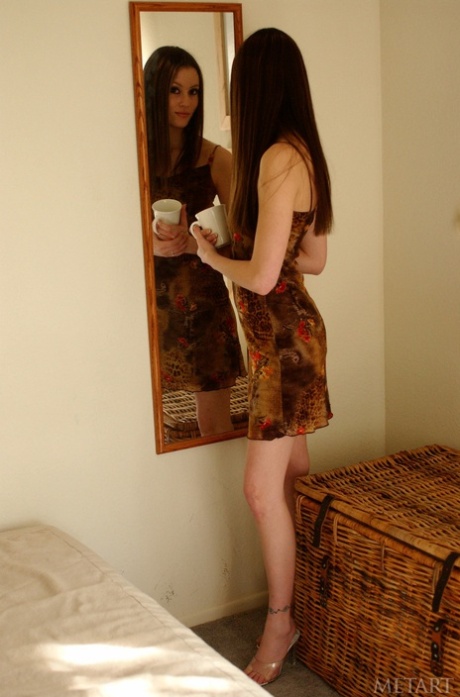 Teenager-Kleid nacktheit erotische bild