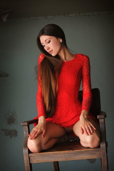 høj, tynd brunette kunst bedst galleri