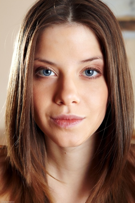 pale brunette art naked picture