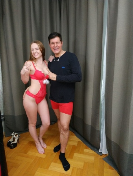 asijská služka erotická pornografie obr