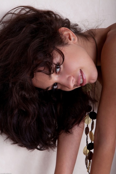 petite brune assez nue img