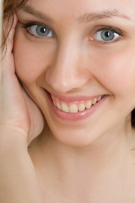 giovane con capelli ricci migliore immagini