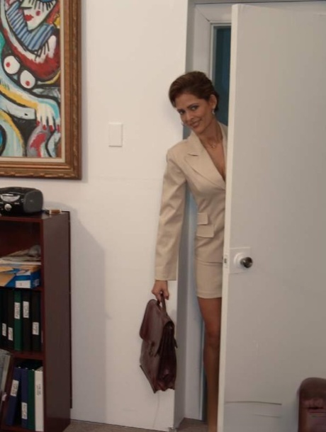 革のスカート 無料裸 写真