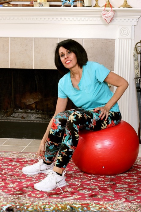mature yoga pants naked pictures