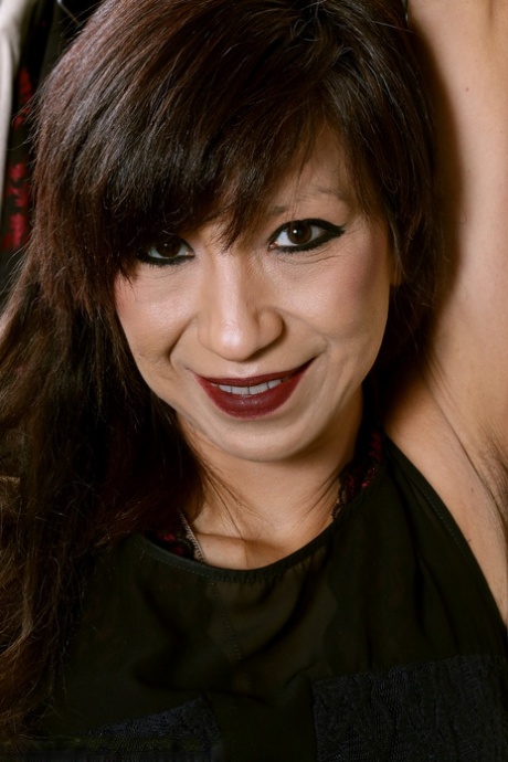 milf asiática madura arriba desnudo imágenes
