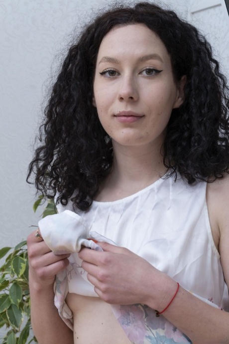 毛茸茸的美女 性感裸體 畫廊