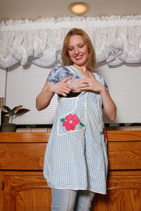 cuisine milf nue en haute qualité archive