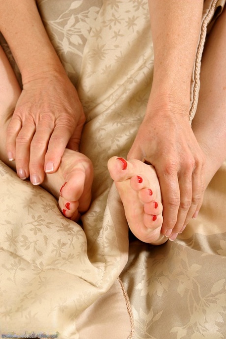 petite mature hd picture