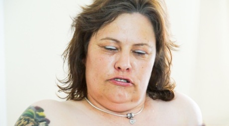 visage de grand-mère pornographique parfait galeries