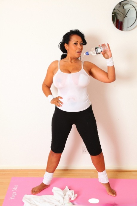 mature yoga pants best pics