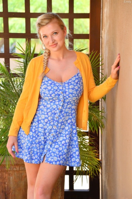 Emily Right porn model pictures