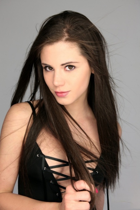 beautiful brunette sexy xxx archive