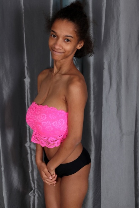 adolescente pequena com peitos grandes sexy erótico imagens
