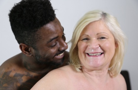 grand-mère éjacule sur le visage sympa parfait galerie