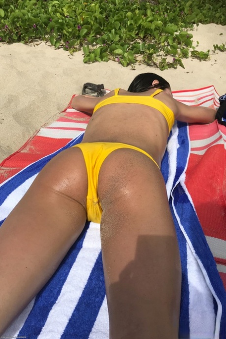 bikiny ohnuté erotická vysoká kvalita fotografie