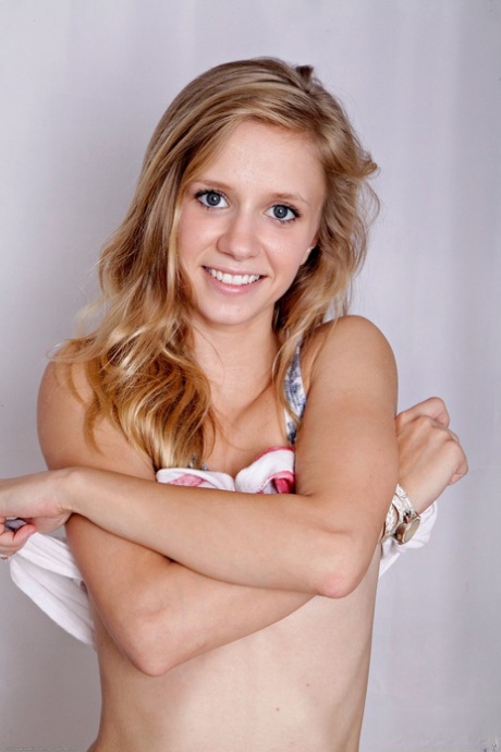 amateur petite hot naked photo