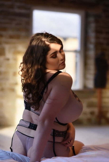 lingerie courbée assez pornographique photo