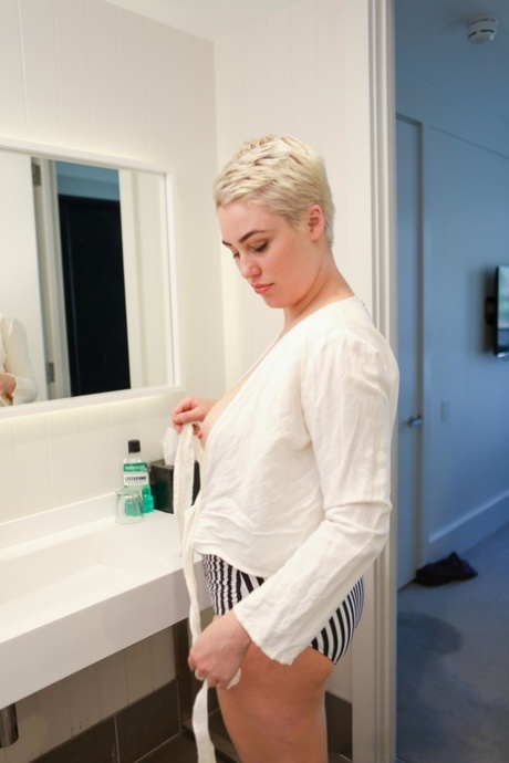 ショートヘアのぽっちゃり女性 ヌード 画像