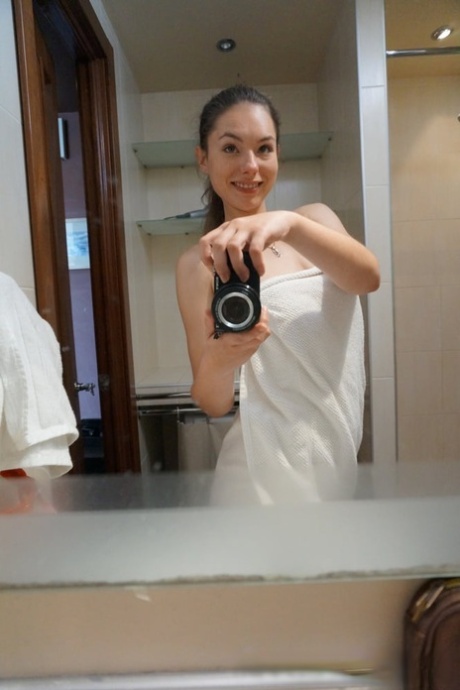 selfie avec petits seins assez érotique image