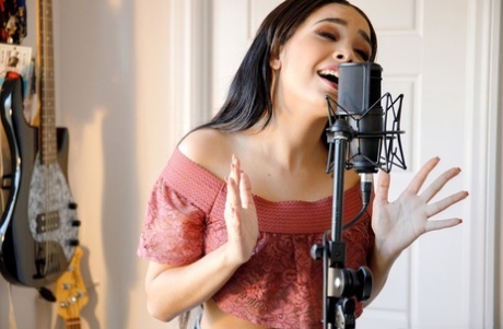 Aaliyah Hadid pretty model images