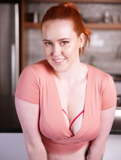 rudowłosa o krągłych kształtach porno, erotyka zdjęcia