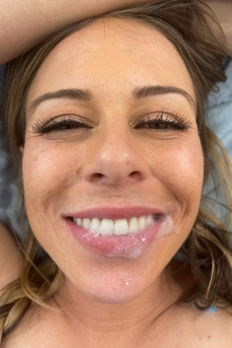 éjacule sur le visage nu en haute qualité photos