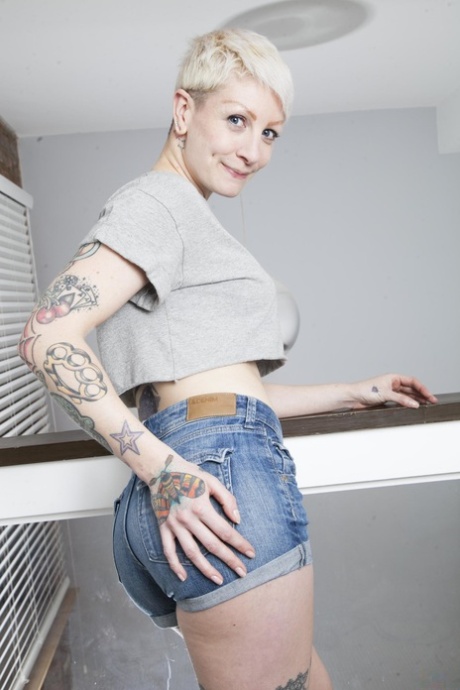 short hair blonde sexy pic