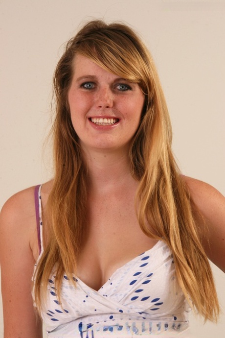 Emma Ash hot star img