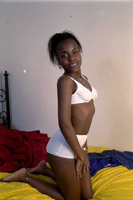 chatte noire et poilue maigre nu pornographique image