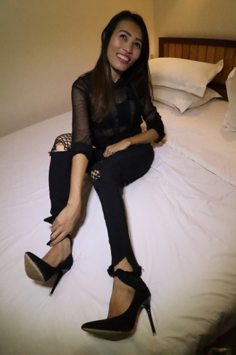 hubená brunetka nahý hd fotografie