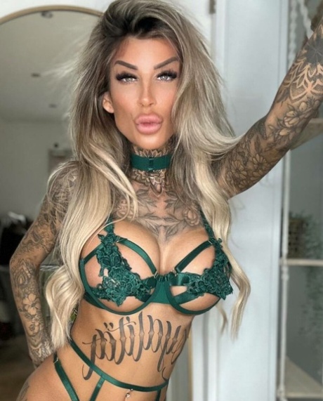milf tatuada hermosos desnudos galería