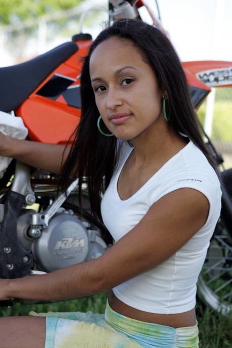 adolescente latina maigre belle érotique archive