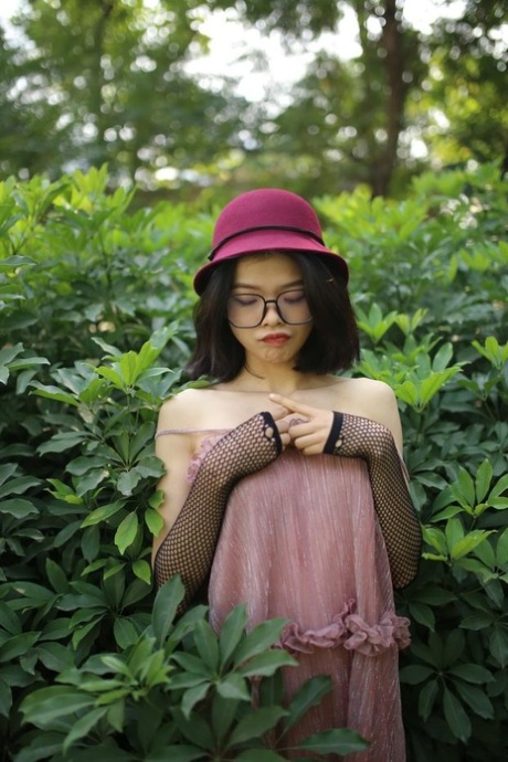 adolescent asiatique solo assez érotique photos