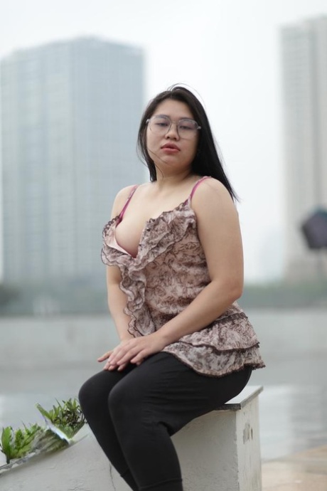 ぽっちゃりアジア人 セクシー 写真