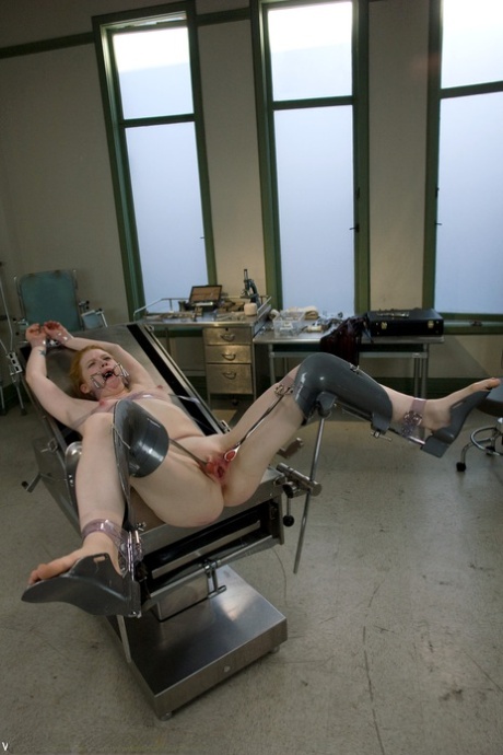 pelirroja bdsm bastante desnuda galería