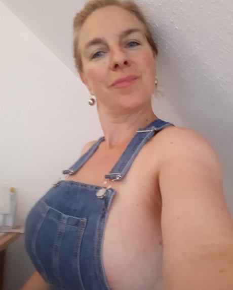 熟女の自撮り ホットヌード 写真