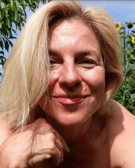 mature outdoor hot nude images
