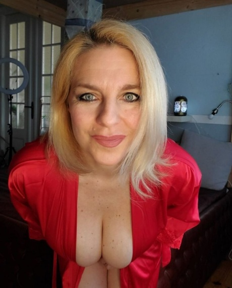 busty mature beautiful pics