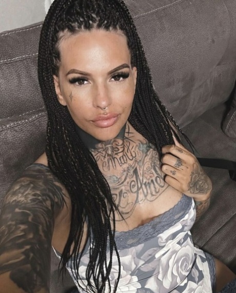 getatoeëerde milf naakt exclusief archief