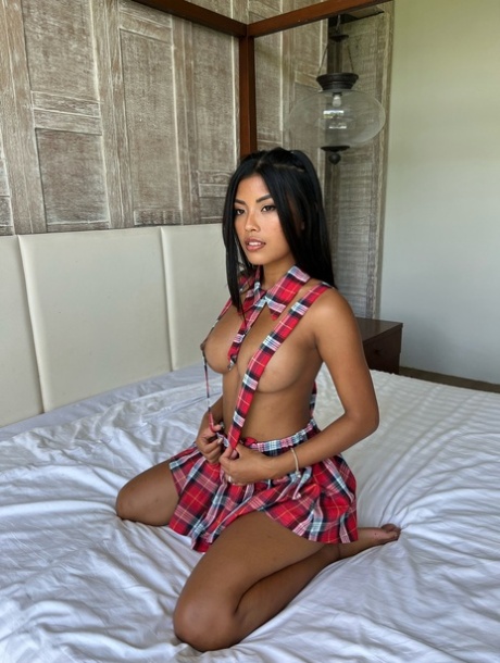 schoolgirl skirt porn pics