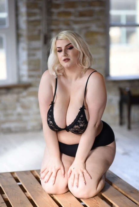 blonde potelée à gros seins sympa gratuit photo