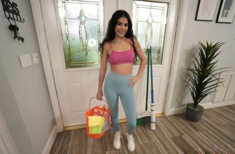 Latina-Dienstmädchen freie schöne bild